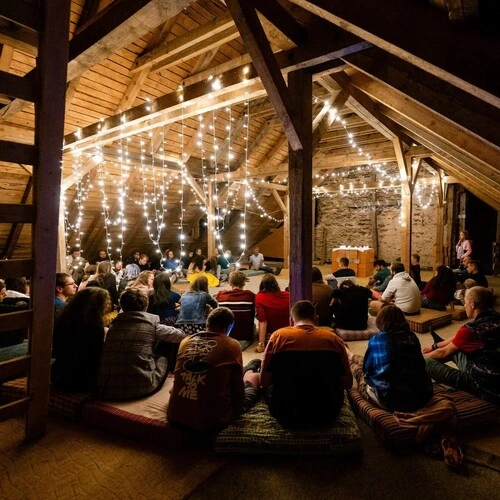 Fotka z modlitby na půdě kostela sv. Matouše při svitu světélek